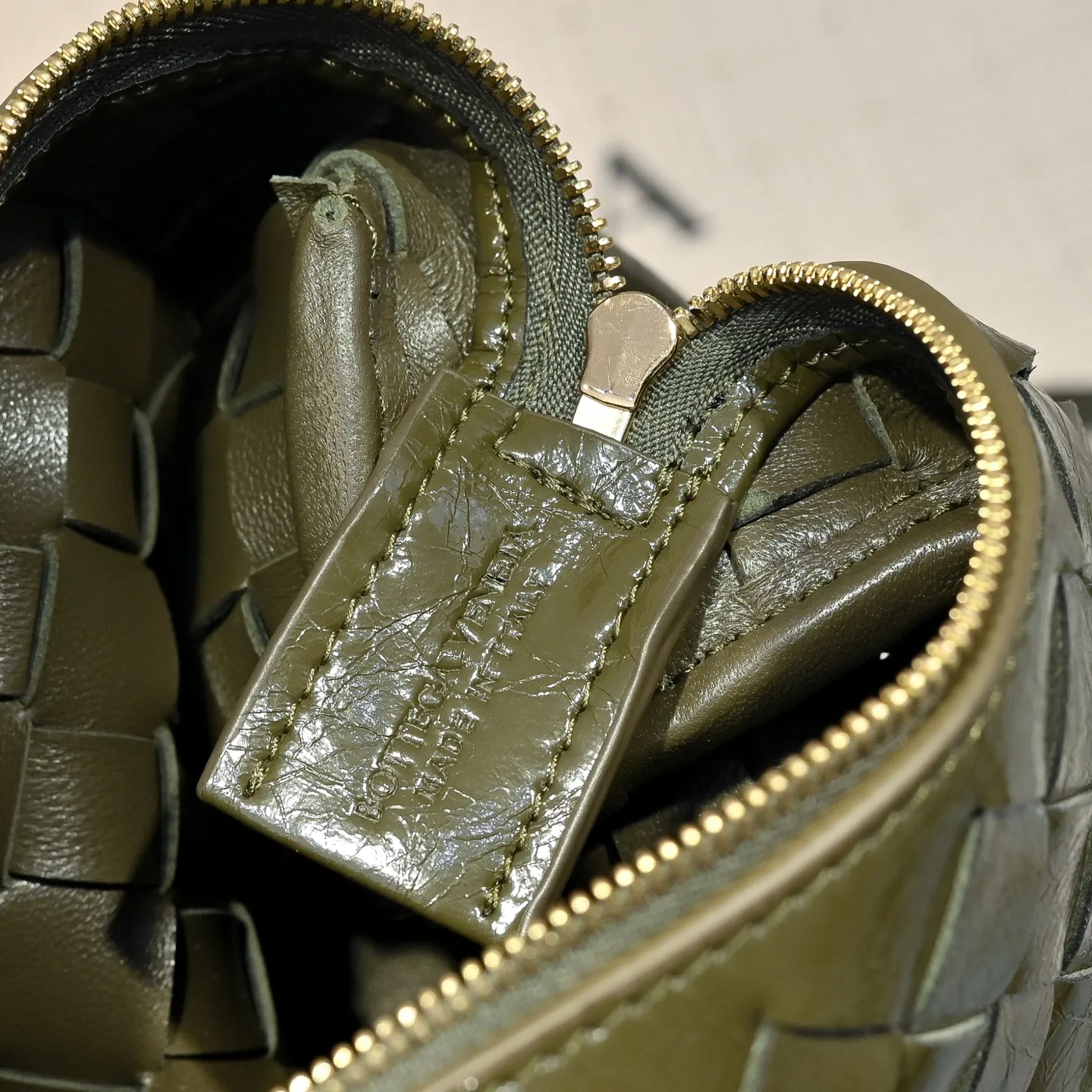 Batch 1560 𝗕𝗼𝘁𝘁𝗲𝗴𝗮 𝗩𝗲𝗻𝗲𝘁𝗮———— The latest version of the loop camera bag💥 from BV’s King of Cost-Effectiveness counter, large woven texture➕Ultra-high quality cow wax leather as always, with zipper, hardware decoration on both sides, adjustable drawstring, especially suitable for the tummy💫Can hold anything, very light weight, suitable🈴️for girls of all ages, size: 17*10*6cm Style number: 6125